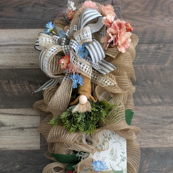 A great beauty gnome/welcome swag wreath - Picture 3 of 17